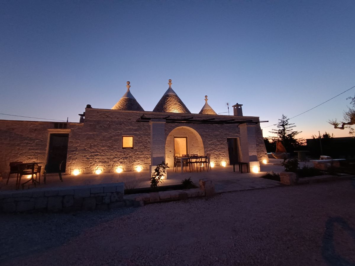 i trulli di rò all'imbrunire