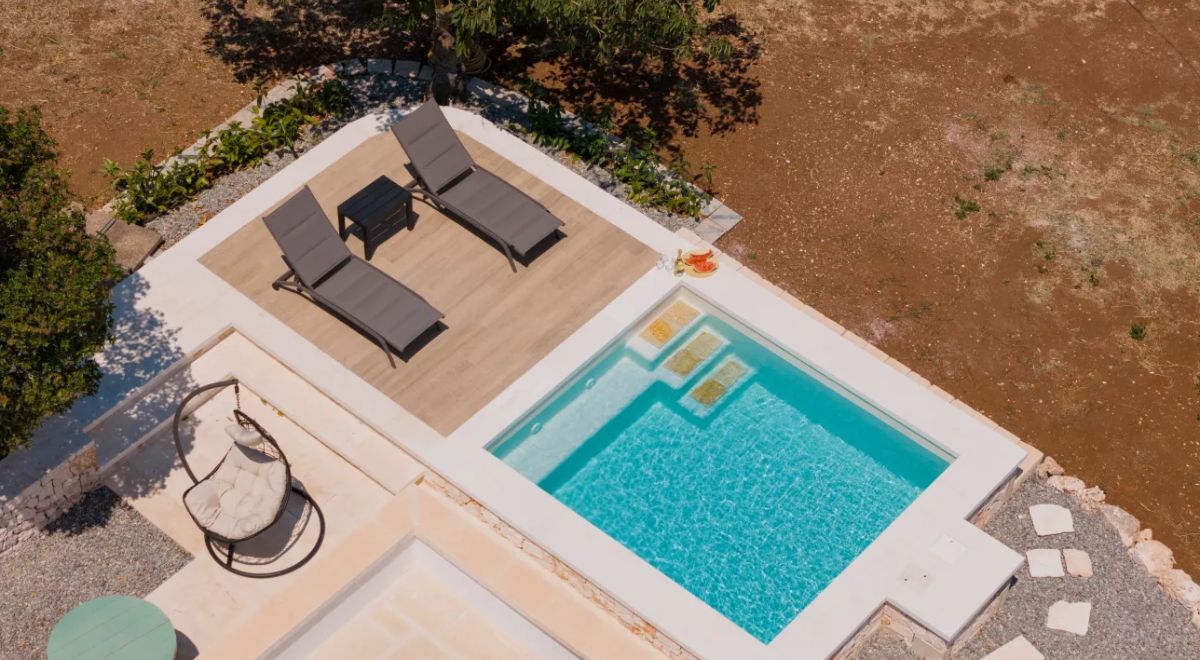 lettini bordo piscina privata