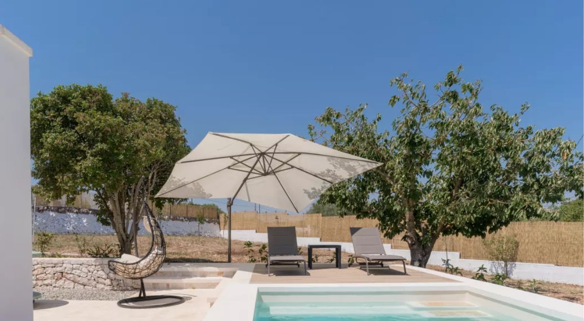 ombrellone e lettini bordo piscina - i trulli di rò