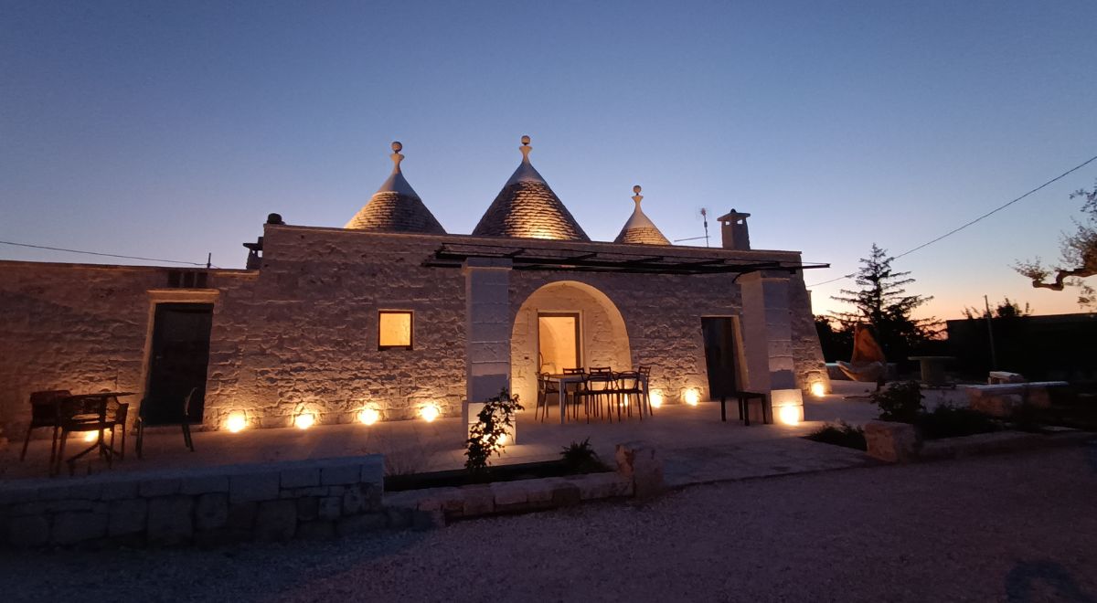 struttura in pietra all'imbrunire