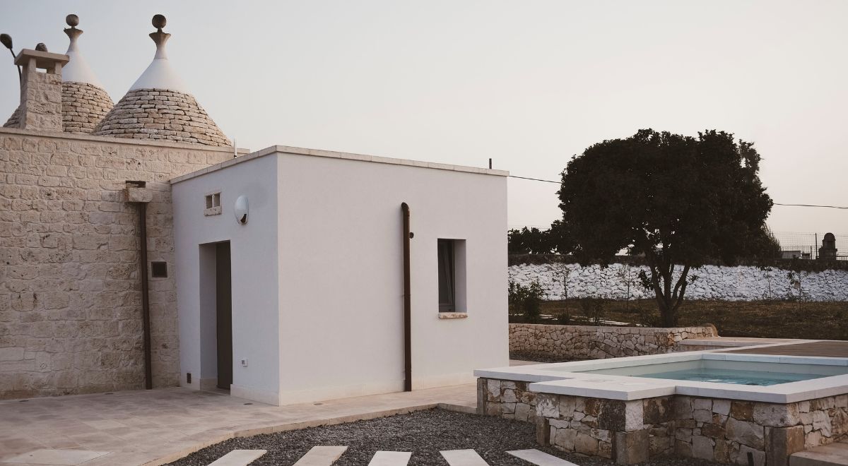 struttura in pietra con piscina