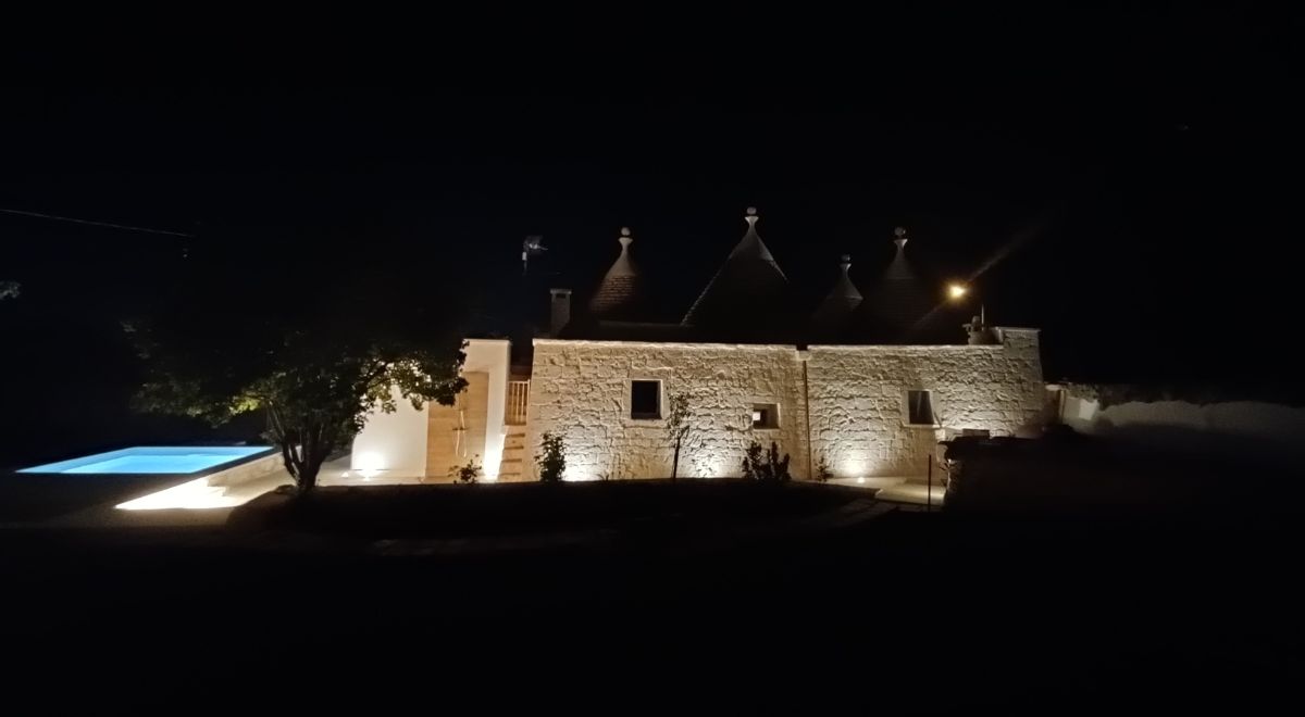 struttura in pietra di notte