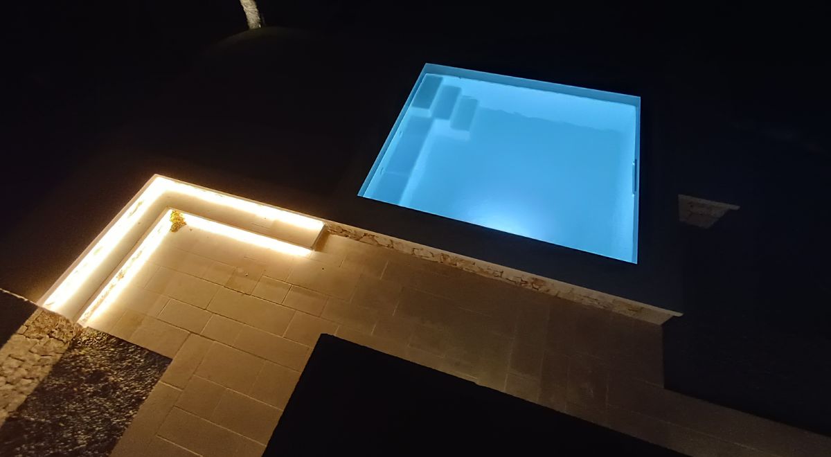trulli con piscina di sera